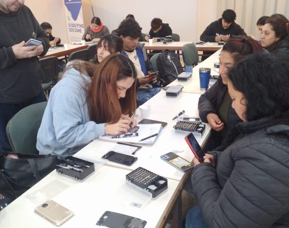 Finalizó una nueva edición del curso de Reparación de Celulares